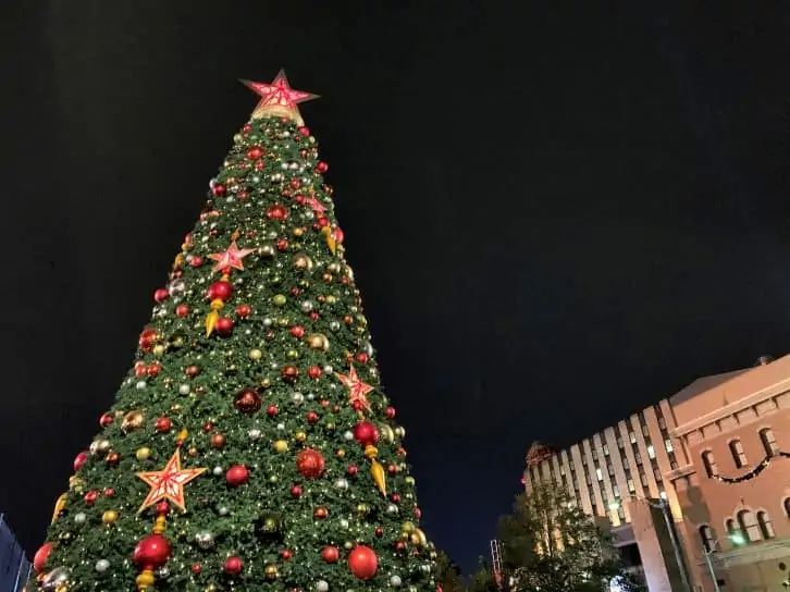 tree at holidays at universal orlando.