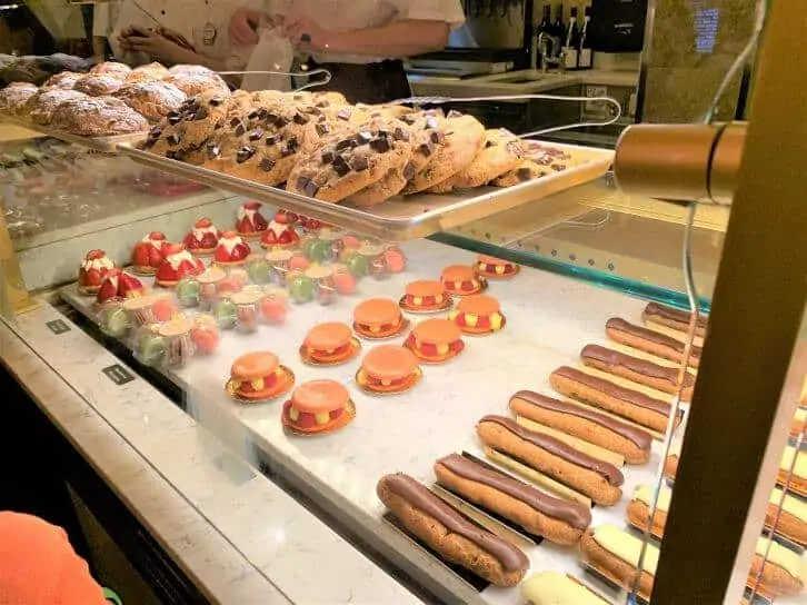 breakfast at epcot les halles.