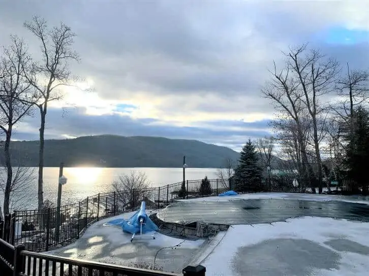 lodge at cresthaven pool.