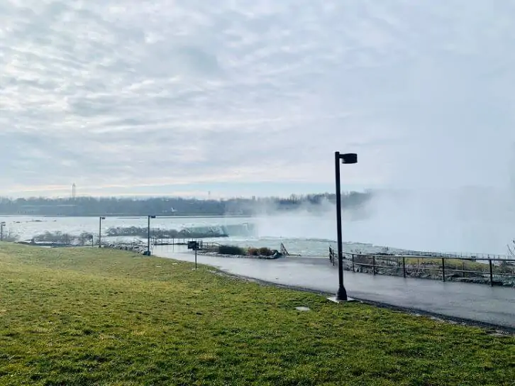 horseshoe falls at niagara falls state park in winter.