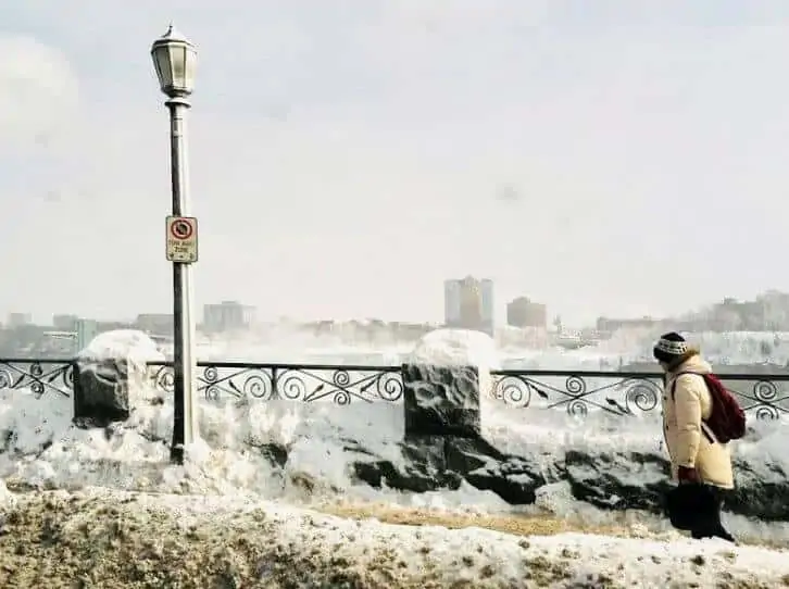 winter in niagara falls frozen.