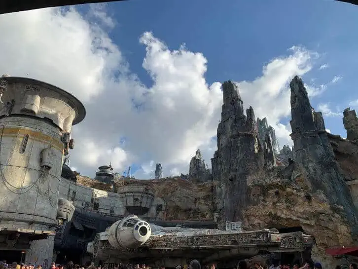 star wars characters at disney world galaxys edge