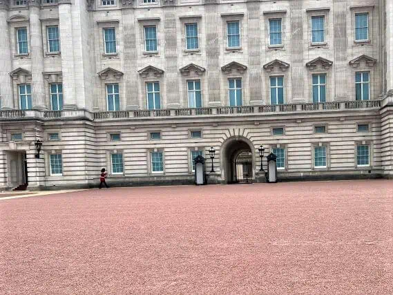 family trip to london buckingham palace