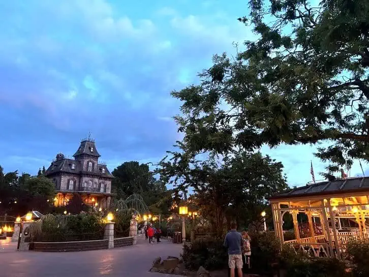 phantom manor at disneyland paris